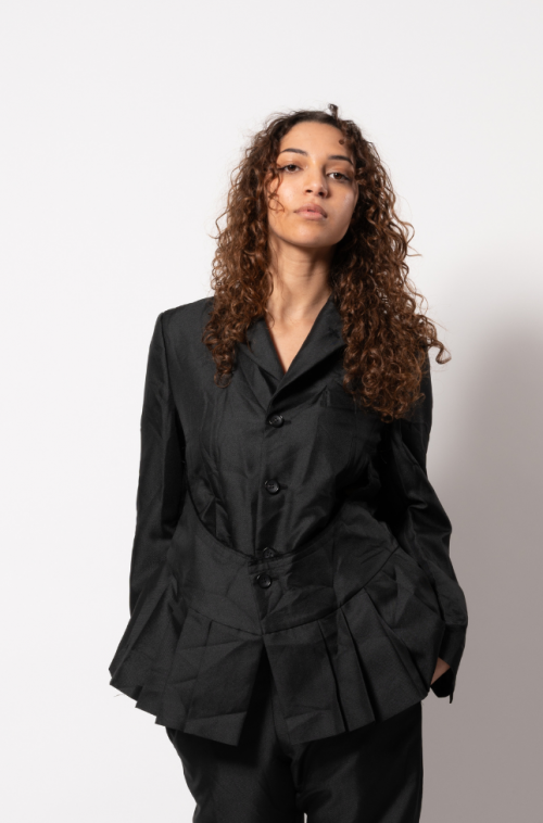 VESTE À PLIS GRAPHIQUES...