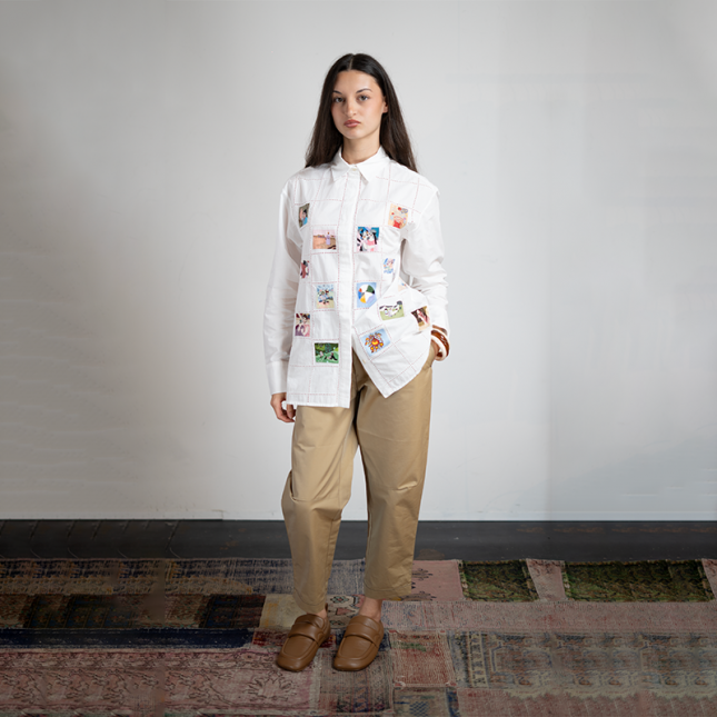 Chemise Milou de Mii, en coton léger. Une coupe ample et décontractée pour une silhouette fraîche, lumineuse et facile à porter.