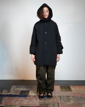 MANTEAU NOIR À CAPUCHE