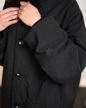 MANTEAU NOIR À CAPUCHE